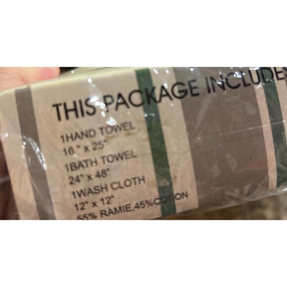 White Lamb Vintage New in Package 3 Piece Bath Towel Set Burgundy Tasseled - Picture 4 of 4